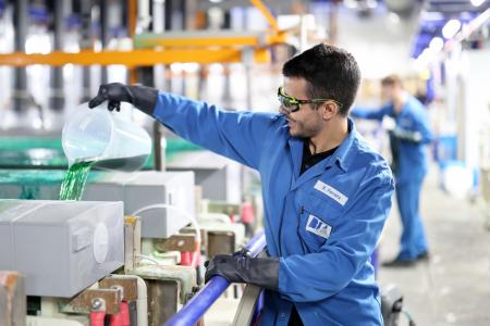 Oberflächenbeschichter:in